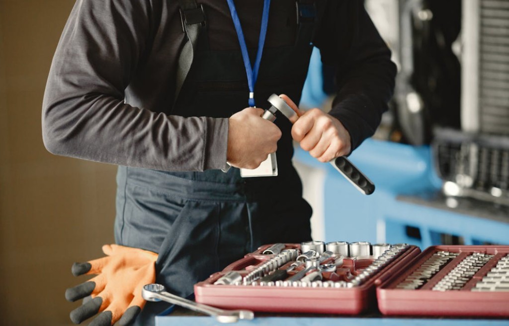 Corny on the Bob — technician at work in Lévis